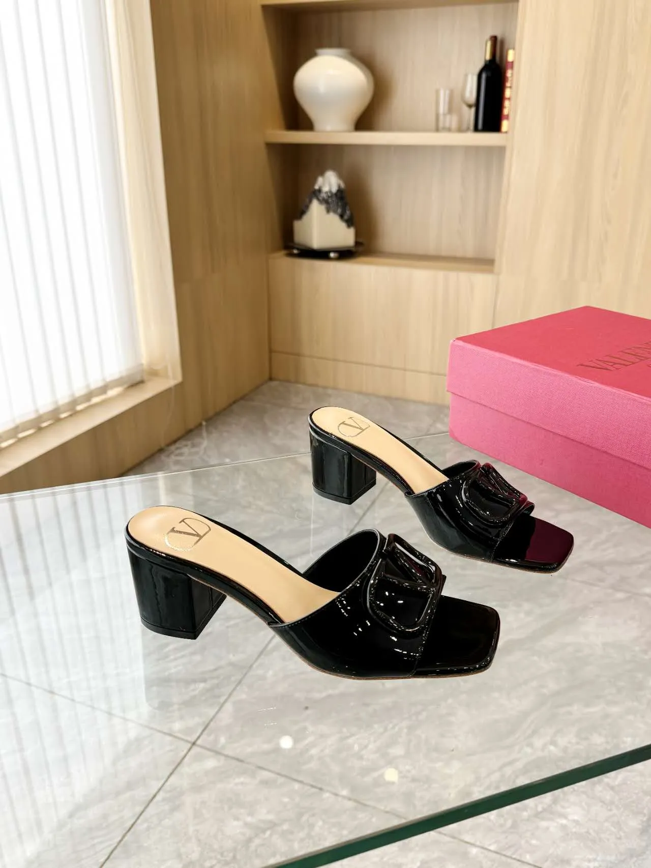 👟👟Ex-factory price 400👟👟 Genuine leather sole +40 Top version 𝑉𝐴𝐿𝐸𝑁𝑇𝐼𝑁𝑂 Valentino new spring and summer new women's slippers. The unique V-buckle brings out a full sense of luxury. The new season will live up to expectations! Worth buying★Absolutely high-grade❥Original method, Absolutely sensual❥Elegant style, creating a different feeling, simple and elegant style!  Code number: 35-41 (34-42 customized, non-refundable) Fabric: Imported cow patent leather, 4 colors available Inner feet: Inner sheepskin Heel height: 6.5CM Leather outsole Rubber outsole